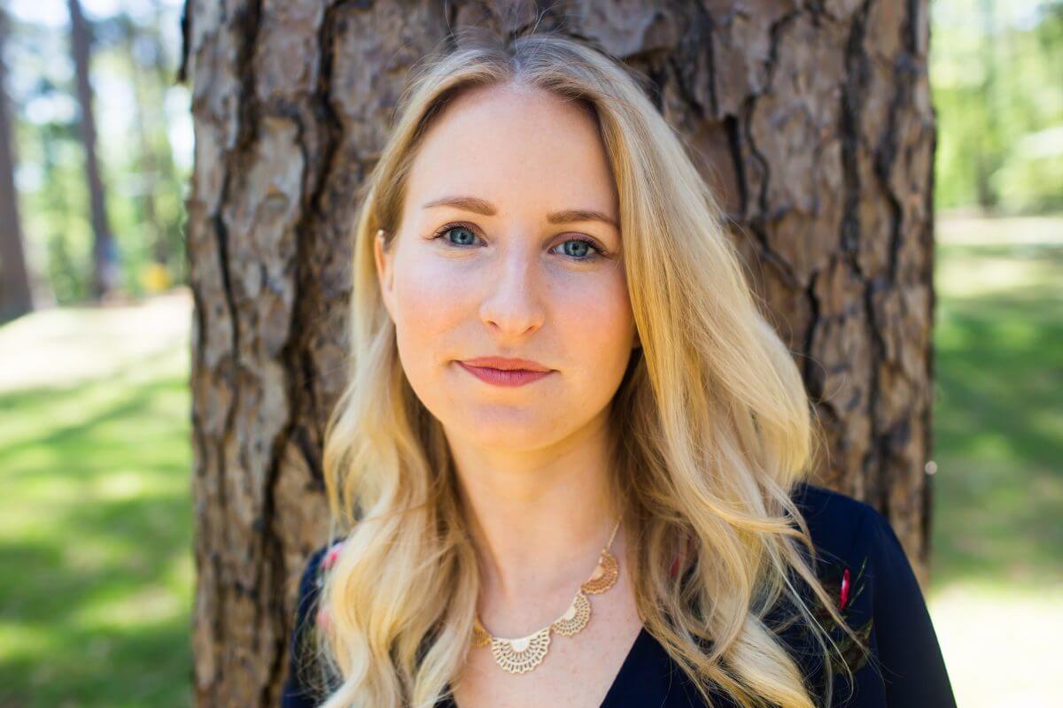 College Senior Session headshot of blonde woman wearing gold necklace in front of tree